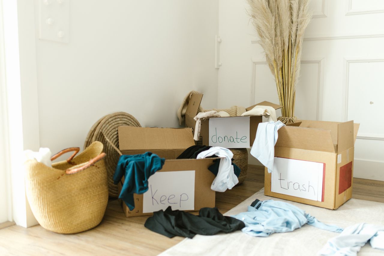 why-choose-us-03 Cardboard boxes labeled Keep, Donate, and Trash for home decluttering.